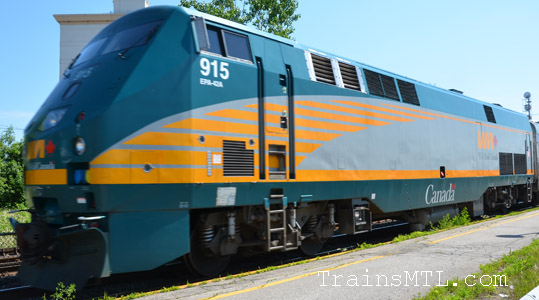 Locomotive VIA915 left side / coté gauche
